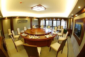 A conference room with a round table, chairs, and a large window. - Chuishan Hot Spring Resort (Zhenjiang)