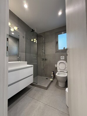 Combined shower/bathtub, hair dryer, towels, soap - Amazing Villa Isabella with Private Pool, 3bedrooms & 3bathrooms up to 8 guests  (Vathi)