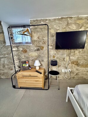 4 bedrooms, in-room safe, iron/ironing board, WiFi