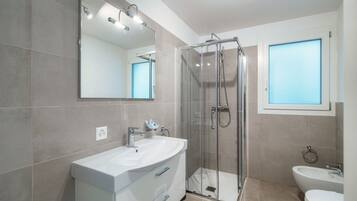 Een douche, een haardroger, een bidet, handdoeken