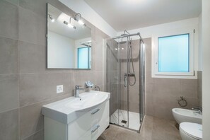 Regadera, secadora de cabello, bidet, toallas 