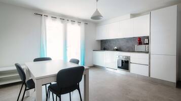 Frigorífico, microondas, horno y lavavajillas