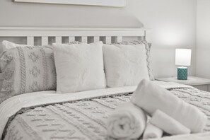 1 bedroom, iron/ironing board, travel crib, free WiFi - Private 1BR Near Mall of GA & Lake (Buford)