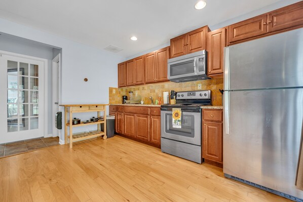 Fridge, microwave, oven, stovetop - Private 1BR Near Mall of GA & Lake (Buford)