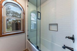 Dusche, Haartrockner, Handtücher, Shampoo