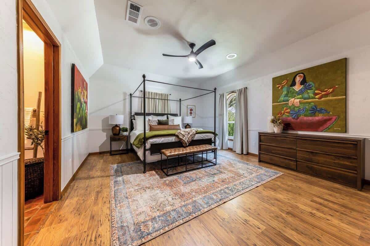 5 bedrooms, desk, iron/ironing board, travel crib