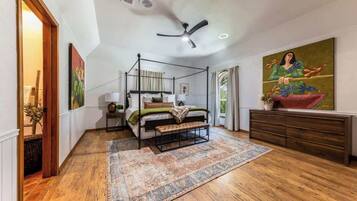 5 bedrooms, desk, iron/ironing board, travel crib