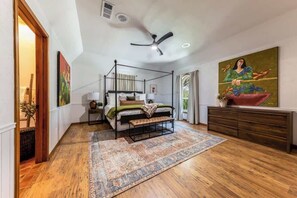 5 chambres, bureau, fer et planche à repasser, lit parapluie