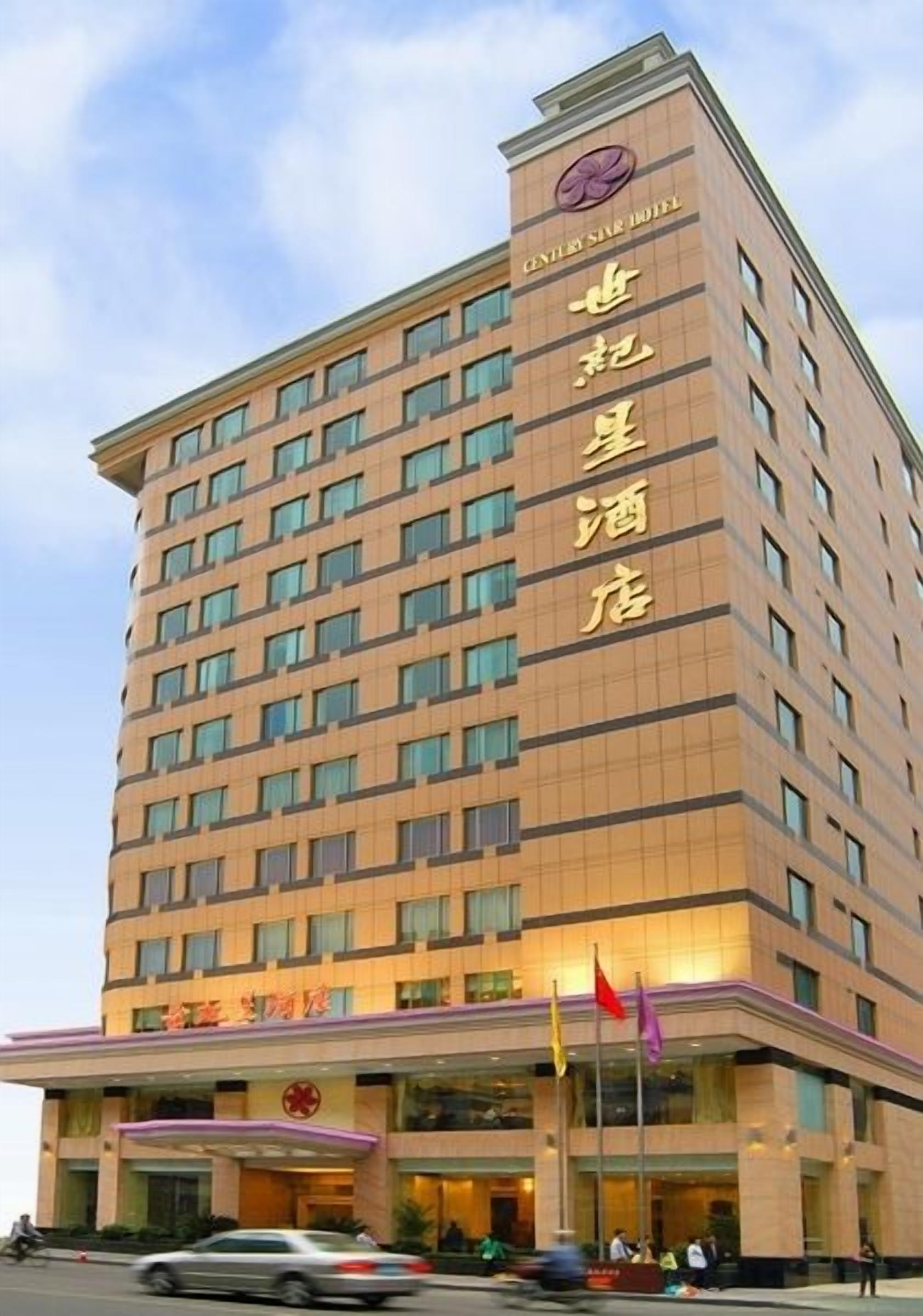Ein mehrgeschossiges Hotelgebäude mit einer markanten Eingangspartei und Beschilderung.