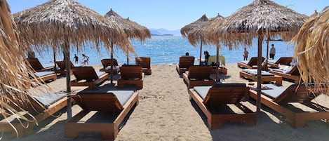 Una spiaggia nelle vicinanze, lettini da mare