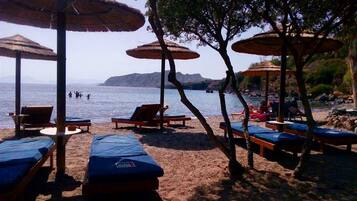 Plage à proximité, chaises longues