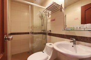A bathroom with a glass-enclosed shower, a white toilet, and a sink with a mirror above it. - Kings Hotel (Diwang Plaza Wuyi University Branch) (Jiangmen)