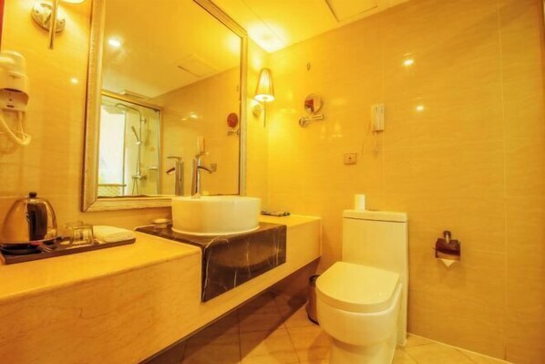A bathroom with a large mirror, two sinks, a toilet, and a shower. - Xing mei da Hotel (Changsha County)