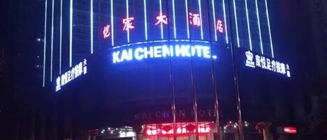 Exterior del hotel Kaichen con señalización iluminada y tiras verticales de luz.