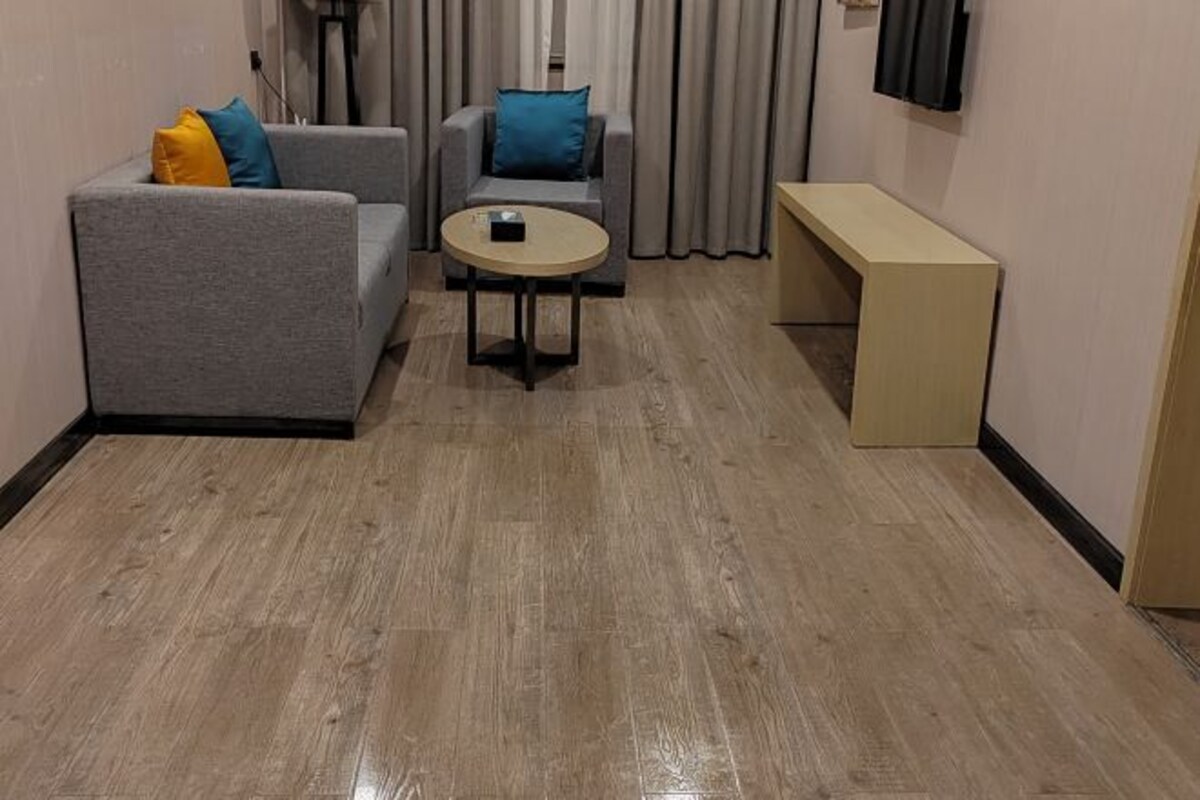 Deluxe 1-bedroom And 1-living Room Suite