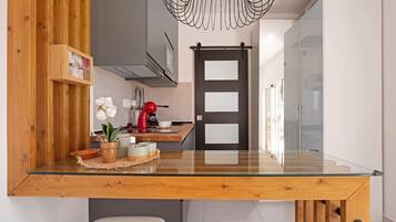 Fridge, microwave, stovetop, coffee/tea maker