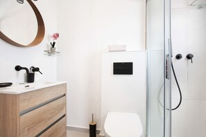 Een douche, een haardroger, handdoeken