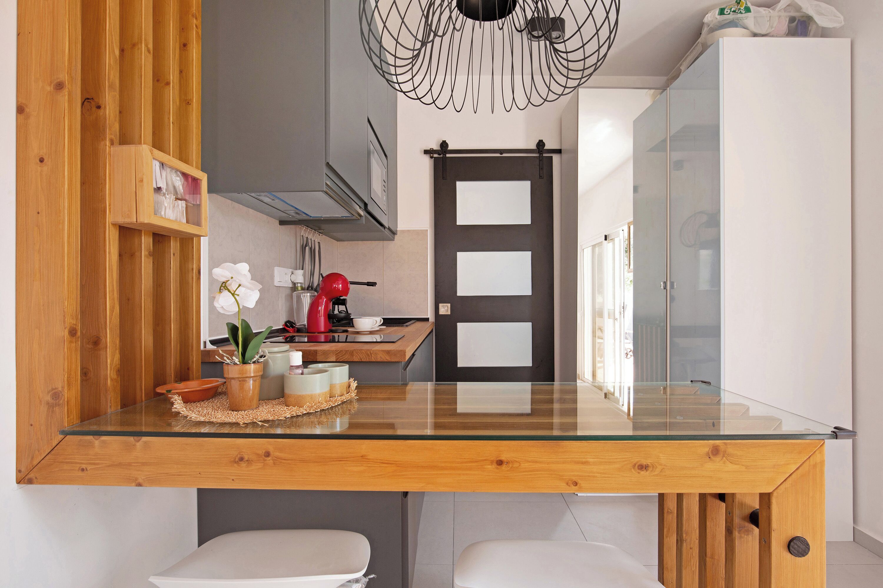 Een koelkast, een magnetron, een kookplaat