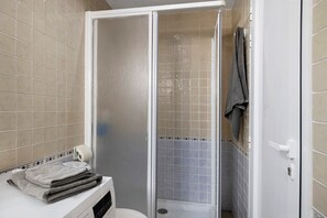 Dusche, Haartrockner, Handtücher