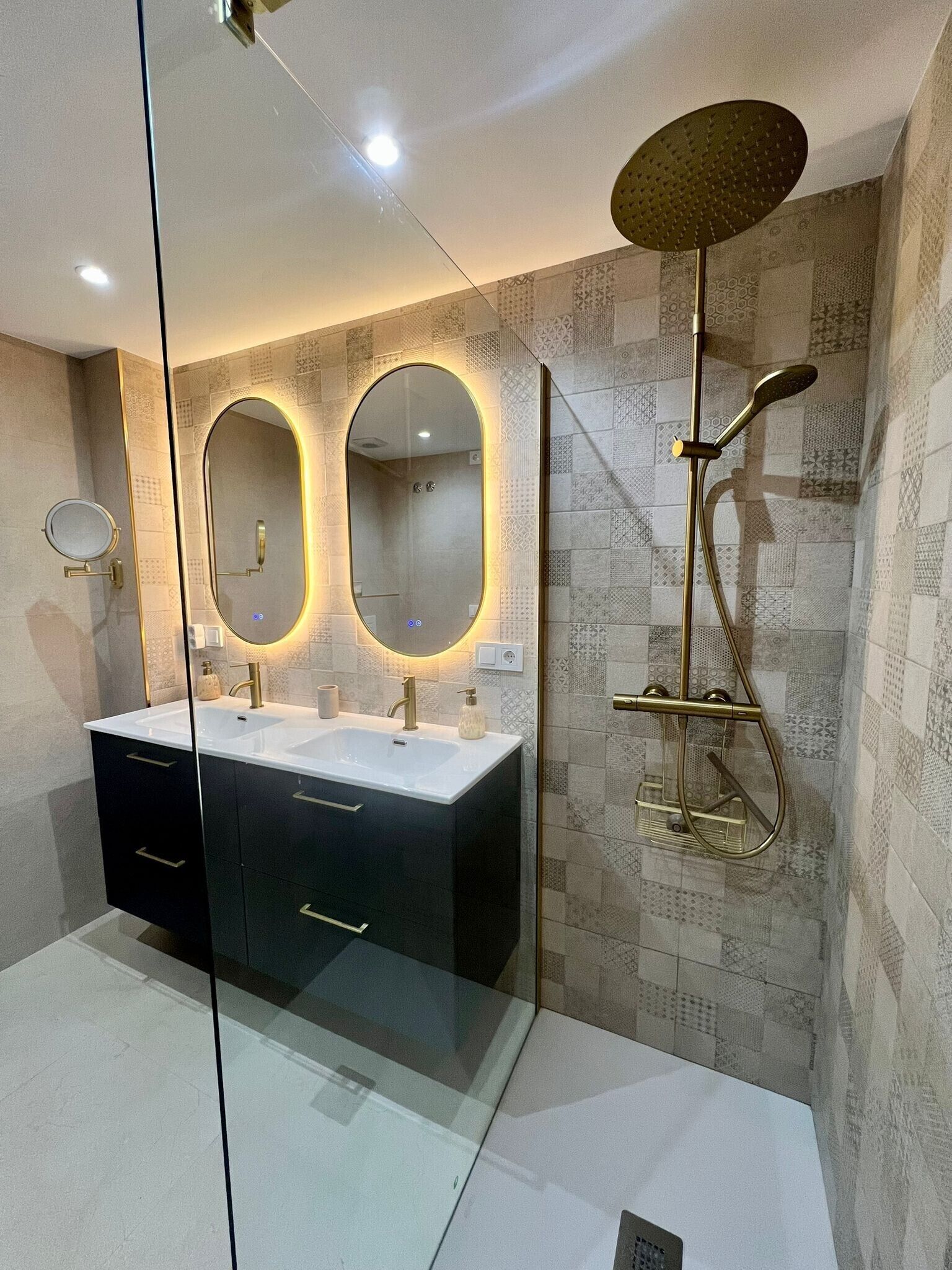 Bathtub, hair dryer, towels
