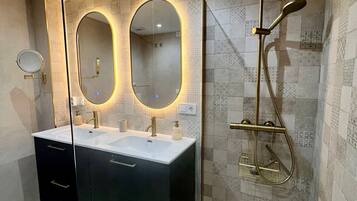 Bathtub, hair dryer, towels