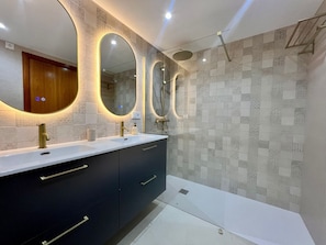 Baignoire, sèche-cheveux, serviettes fournies