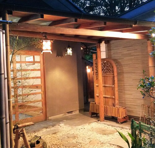 Limited to one pair per day. Welcome to your own luxurious retreat. Please spend time with your loved ones and your dog while being healed by the scent of herbs.