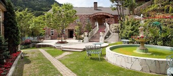 Limited to one pair per day. Welcome to your own luxurious retreat. Please spend time with your loved ones and your dog while being healed by the scent of herbs.