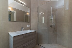 Shower, hair dryer, towels - Holiday Home 'Casa Isabella Eleonora' with Mountain View, Wi-Fi and Air Conditioning (BUDONI)