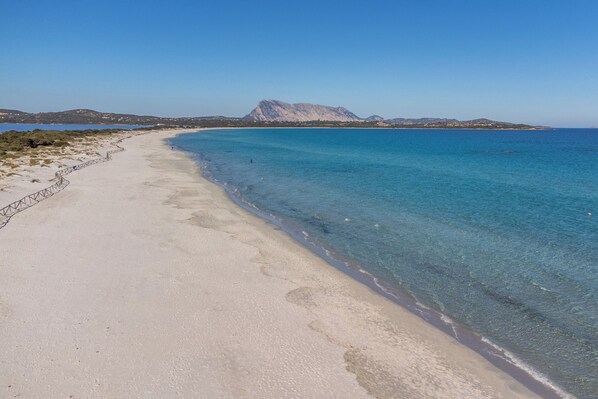 Una spiaggia nelle vicinanze