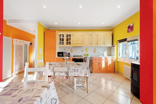 Appartement de vacances Casa Bella avec vue sur le lac, jardin partagé et Wi-Fi.