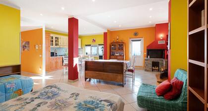 Appartement de vacances Casa Bella avec vue sur le lac, jardin partagé et Wi-Fi.