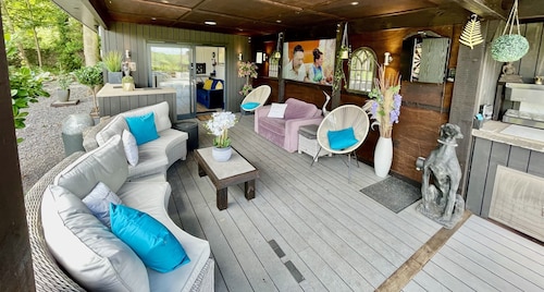 Luxury Lodge close to Clifton Suspension Bridge, hot tub. Sleeps 2 people.