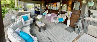 Luxury Lodge close to Clifton Suspension Bridge, hot tub. Sleeps 2 people.