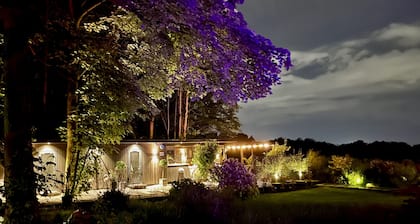 Luxury Lodge close to Clifton Suspension Bridge, hot tub. Sleeps 2 people.