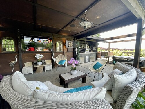 Luxury Lodge close to Clifton Suspension Bridge, hot tub. Sleeps 2 people.