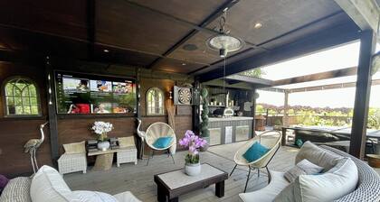 Luxury Lodge close to Clifton Suspension Bridge, hot tub. Sleeps 2 people.