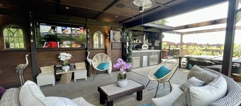 Luxury Lodge close to Clifton Suspension Bridge, hot tub. Sleeps 2 people.