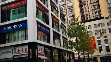 Tempat letak kenderaan sendiri percuma