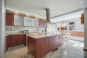 Fridge, microwave, oven, stovetop - Beach Apartment ATARDECER with Sea View, Terrace & Wi-Fi (Cádiz)