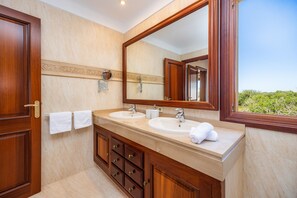 Baignoire, sèche-cheveux, serviettes fournies