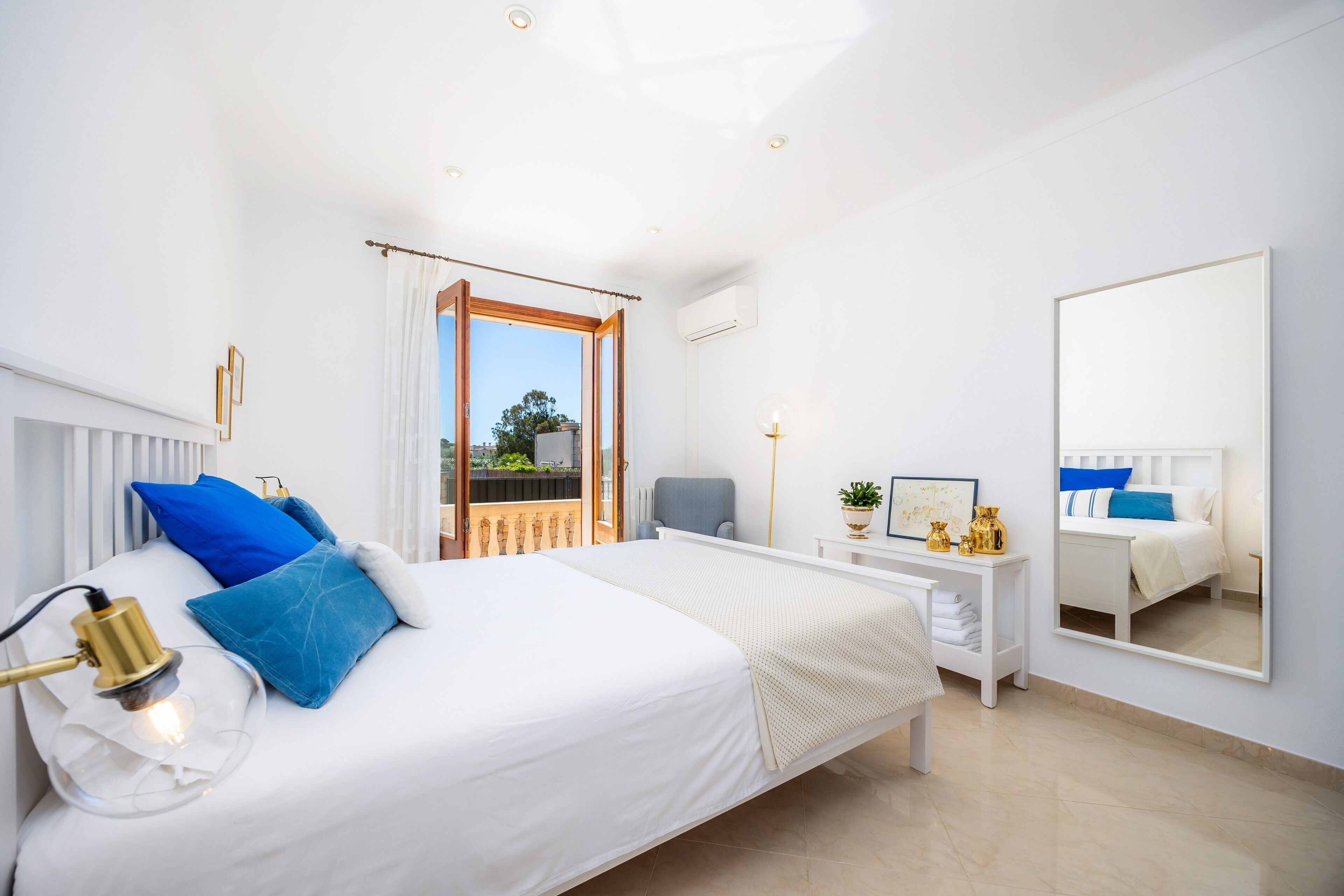 4 bedrooms, iron/ironing board, free WiFi, bed sheets