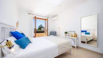 4 bedrooms, iron/ironing board, free WiFi, bed sheets