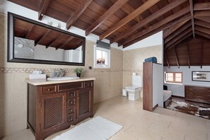 Douche, articles de toilette gratuits, sèche-cheveux