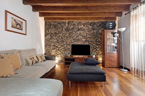 TV - Vacation Home "Gauguin" with Terrace & Wi-Fi (EL SAUZAL)