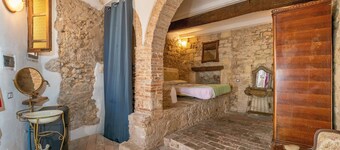 Apartment 'Un Pezzo di Storia vicino al Mare' with Garden