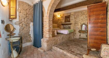Apartment 'Un Pezzo di Storia vicino al Mare' with Garden