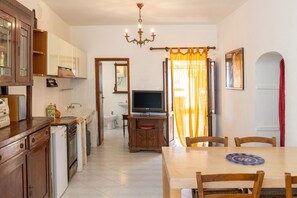 Kühlschrank, Herdplatte, Wasserkocher mit Kaffee-/Teezubehör