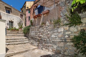 Property grounds - Apartment 'Un Pezzo di Storia vicino al Mare' with Garden (Rosignano Marittimo)