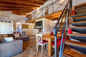 Una televisión, una chimenea
